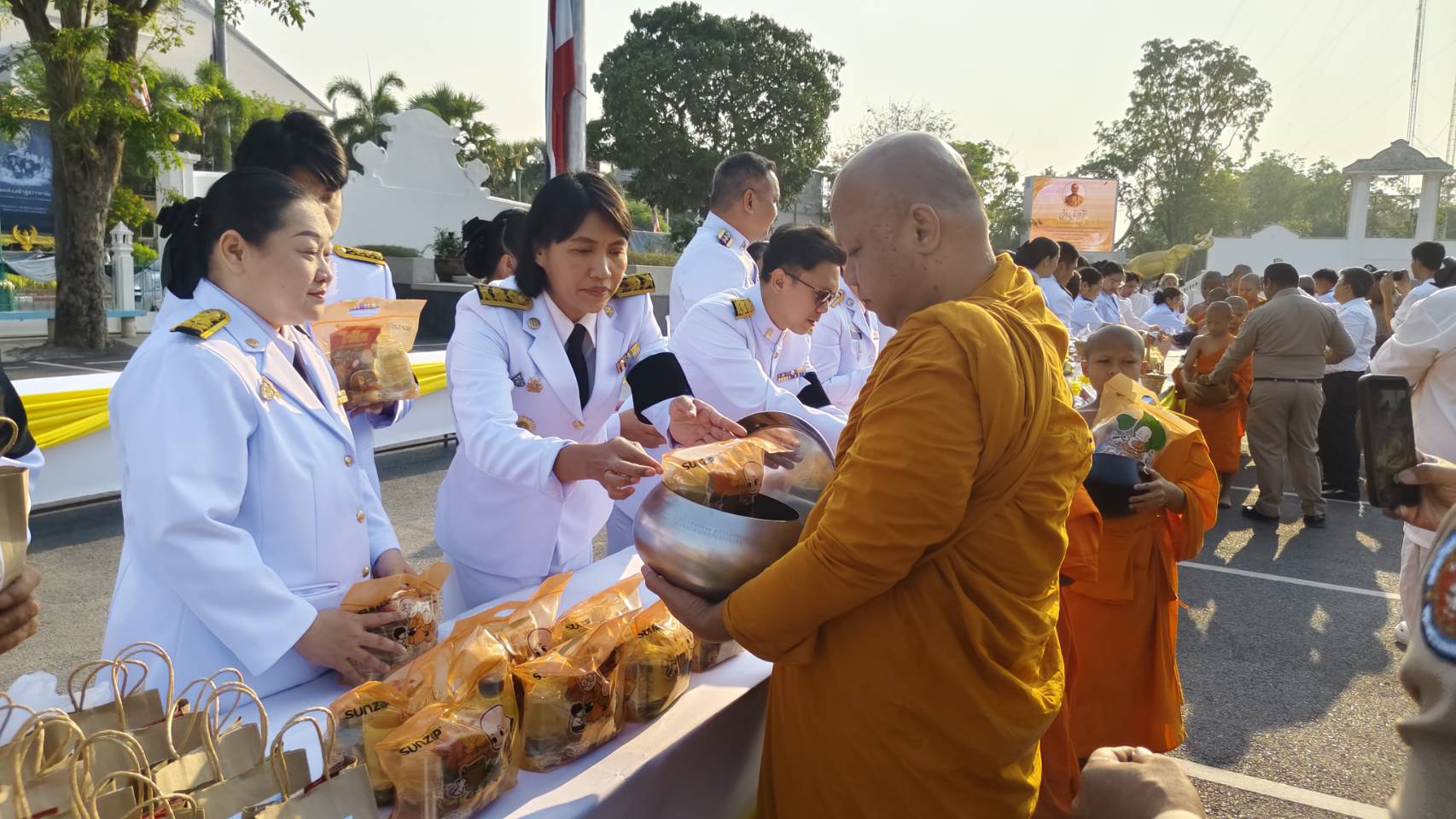 title - ปฏิรูปที่ดินจังหวัดเพชรบุรี มอบหมายให้ เจ้าหน้าที่ ส.ป.ก.เพชรบุรี ร่วมพิธีเจริญพระพุทธมนต์ พิธีทำบุญตักบาตร พิธีวางพานพุ่มดอกไม้และถวายราชสดุดี